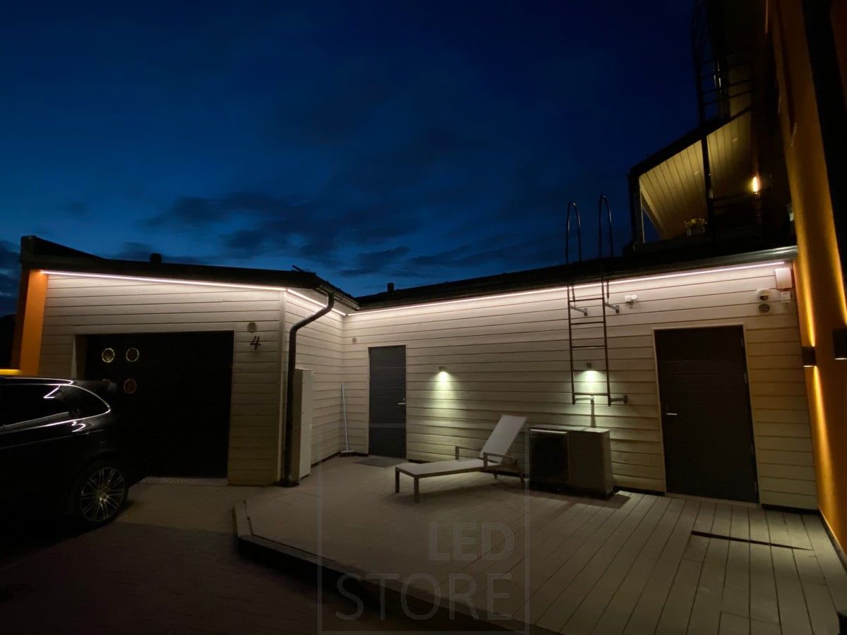 LED-lister som belyser fasaden på ett hus. Ledstore.fi