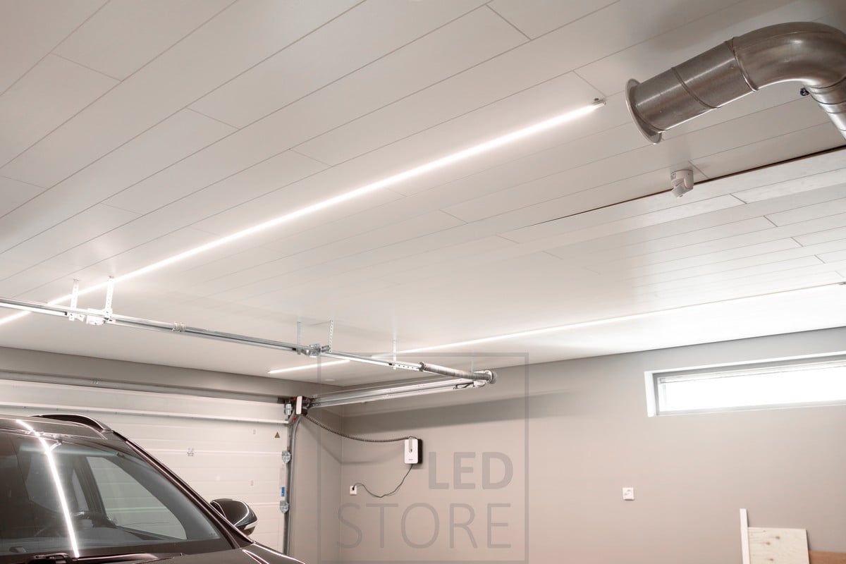 Ledlister på ytprofilerna på ett garagetak. Ledstore.fi