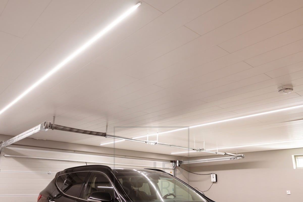 Ledlister i smala ytprofiler på ett garagetak. Ledstore.fi