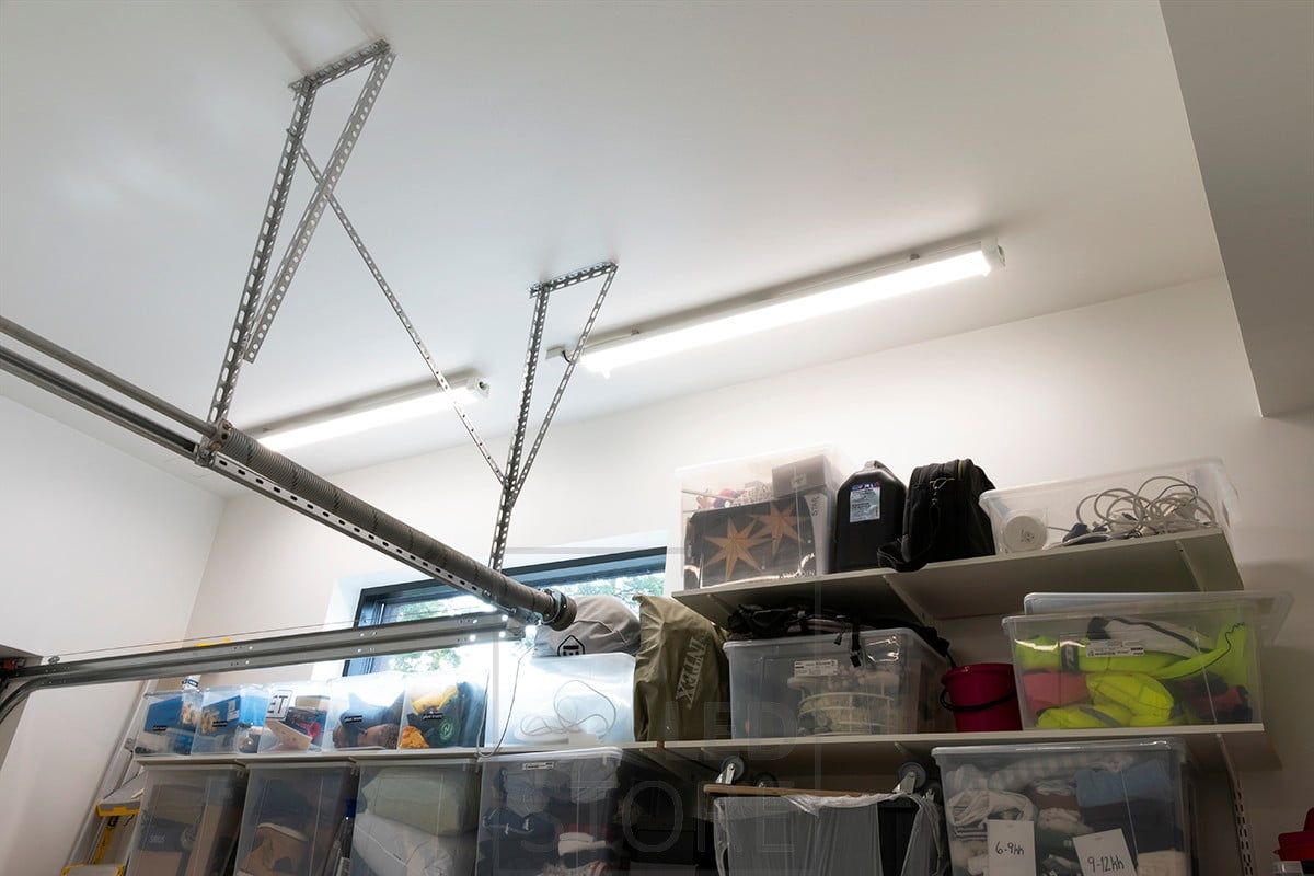 Jana-armaturer i taket på lagerlokalen belyser utrymmet på ett effektivt sätt. Ledstore.fi