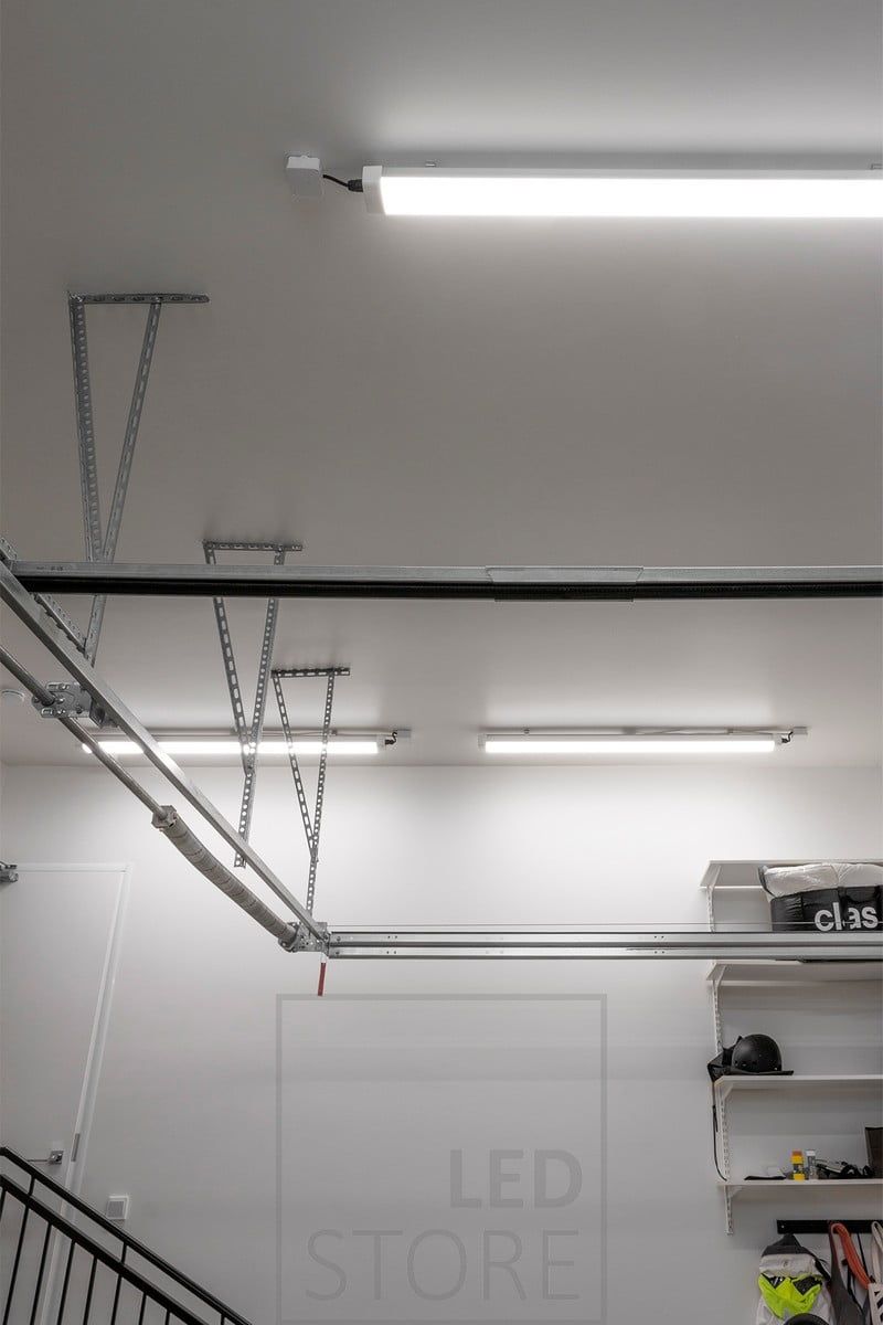 Jana-lampor i taket. Armaturen är effektiv och ljusets färgtemperatur är 3500K. Ledstore.fi