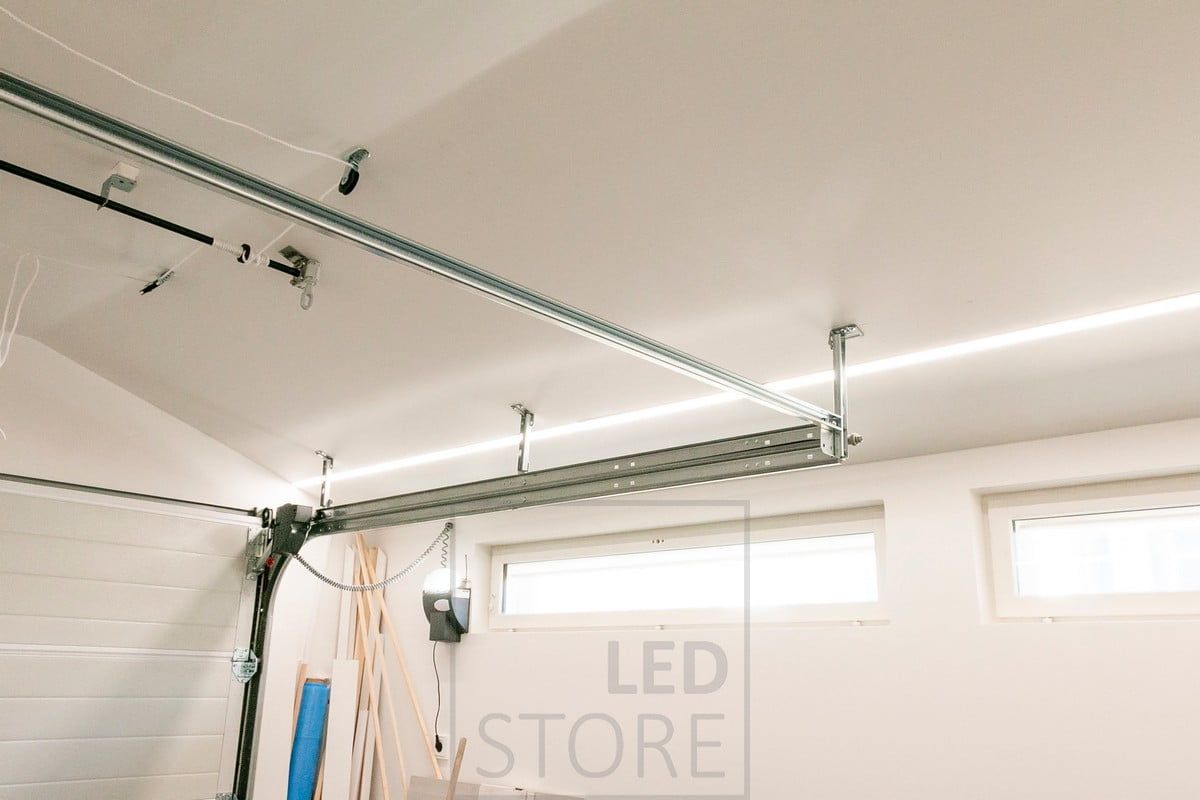 Garagebelysning med LED-lister i en bred infälld profil. Två LED-lister inuti profilen. Ledstore.fi