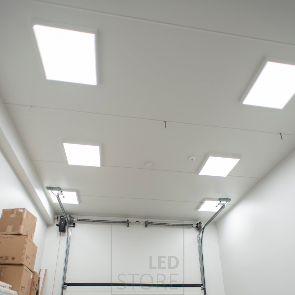 SEO Alternativ text: "LED STORE-skylt på grön bakgrund med en vit fyrkantig kontur, som marknadsför energieffektiva LED-belysningslösningar.