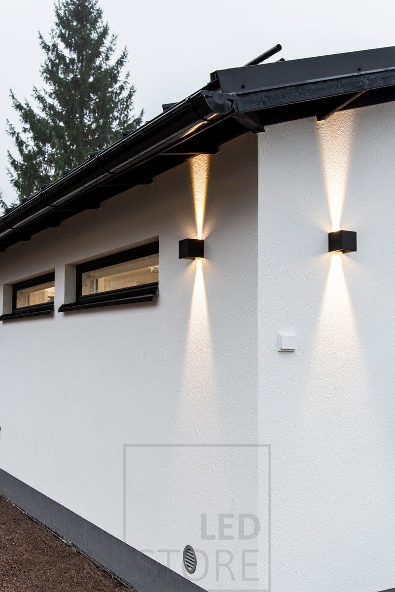 FUNK dubbelriktad väggarmatur med justerbar spotlight. Armaturen är även dimbar. Ledstore.fi