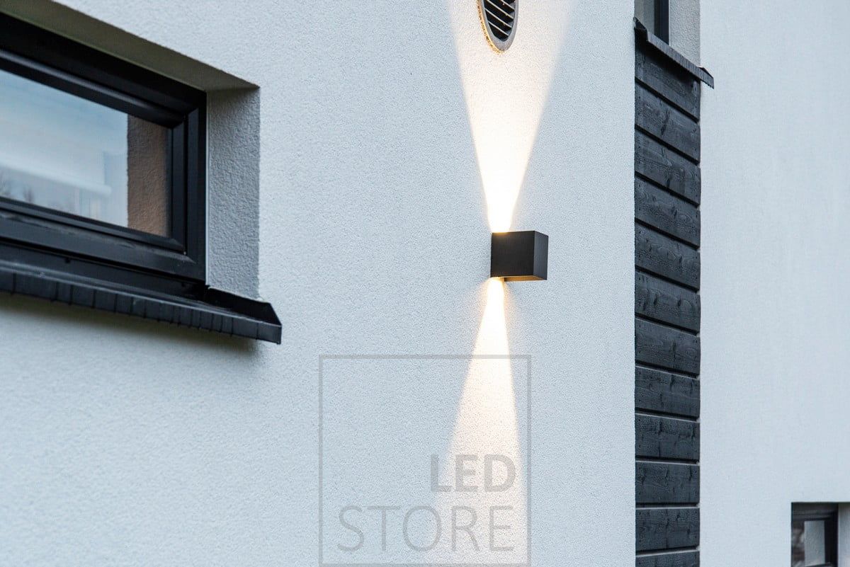 Dimbar väggarmatur FUNK med dubbelriktad belysning på fasadväggen. Ledstore.fi
