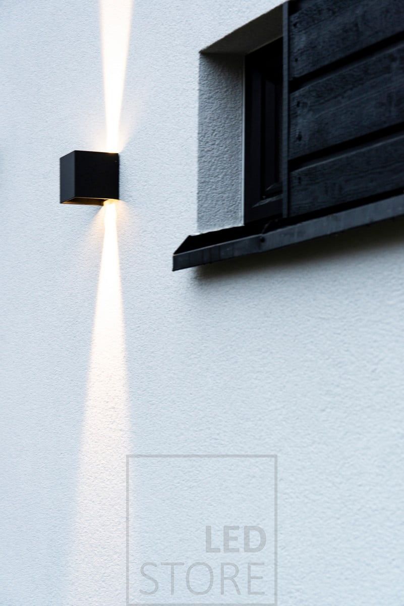 FUNK vägglampa för dubbelriktad belysning i en lagervägg. Armaturen är dimbar och inuti armaturen finns 4 separat rörliga vingar från vilka ljusets öppningsvinkel kan justeras. Ledstore.fi