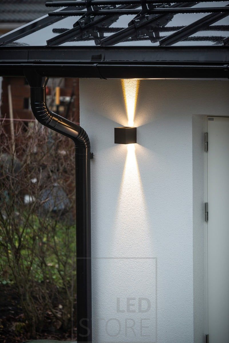 FUNK vägglampa för dubbelriktad belysning i en lagervägg. Ledstore.fi
