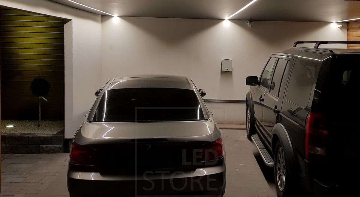 LED-lister på taket till en carport i en lågprofilerad ytprofil. Ledstore.fi