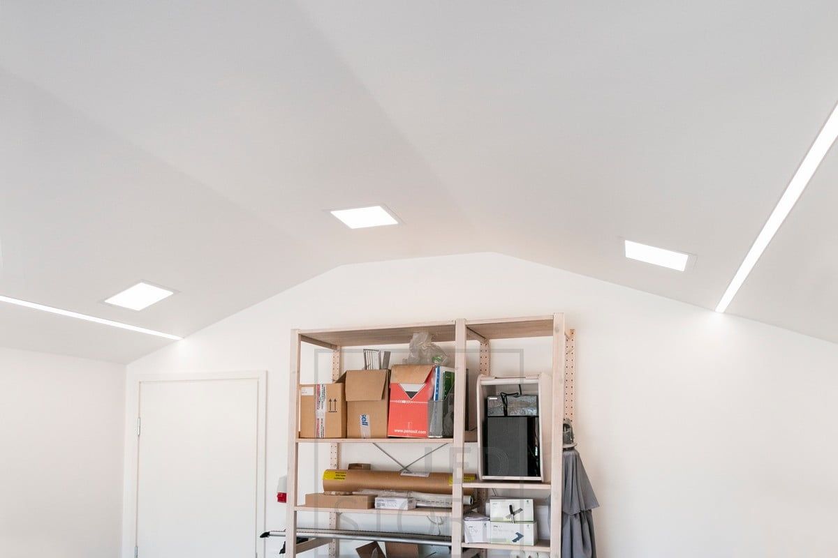 Panelarmatur kombinerad med en bred infälld profil för att ge ett enhetligt och starkt arbetsljus i garaget. Ledstore.fi