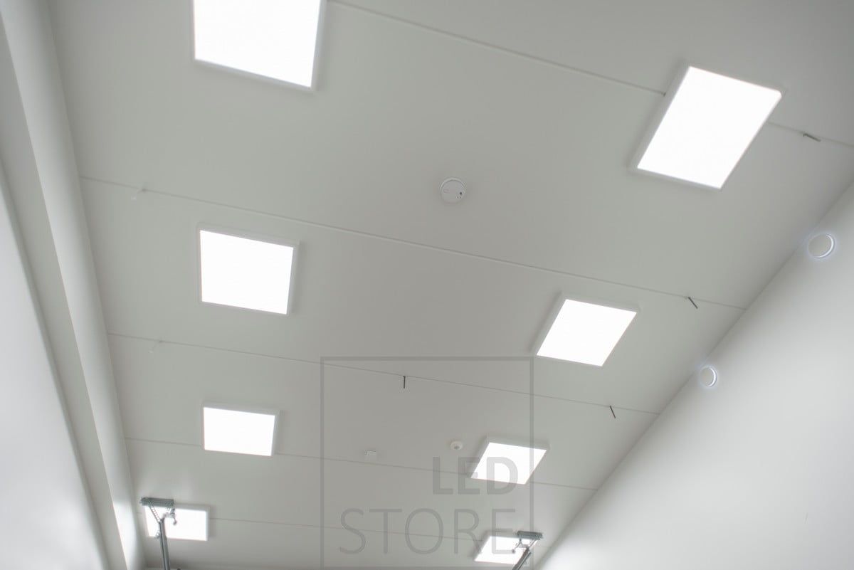 Stora 60cmx60cm paneler i taket ger effektiv och jämn allmänbelysning i utrymmet. Ledstore.fi