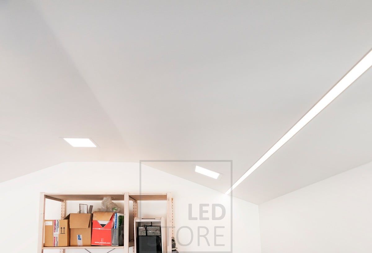 Panelarmatur kombinerad med en bred infälld profil för att ge ett jämnt och bra arbetsljus i garaget. Ledstore.fi