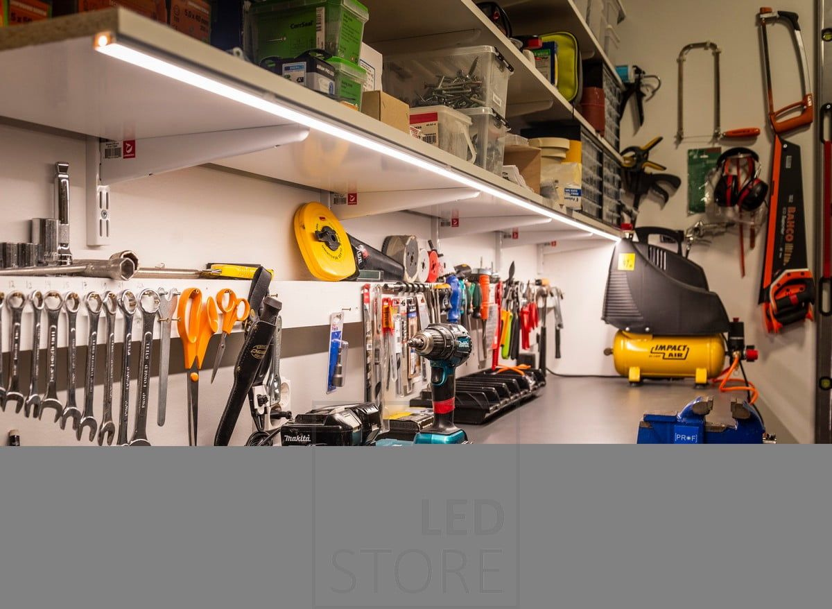 Ledlist i en låg ytprofil längst ner på hyllan för att belysa arbetsstationen och verktygen. Ledstore.fi