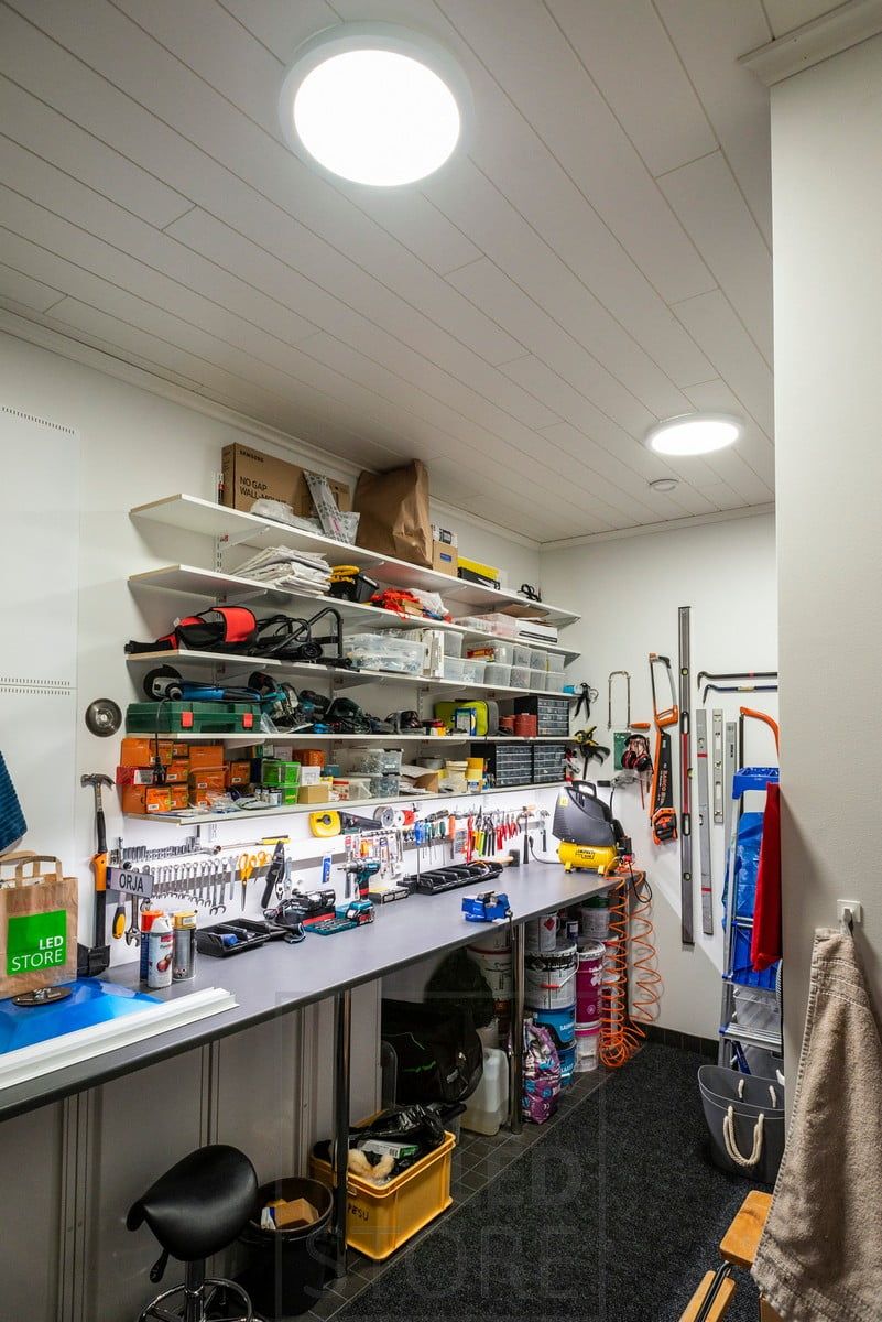 En arbetsstation i en lagerlokal med stora taklampor i taket. Ledstore.fi
