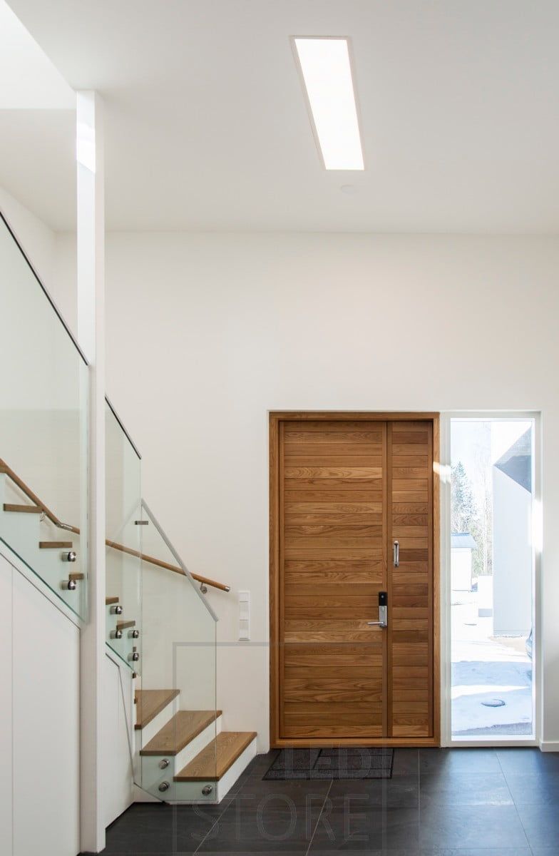 En 300x1200-panel i korridoren som ger ett jämnt och effektivt ljus. Ledstore.fi