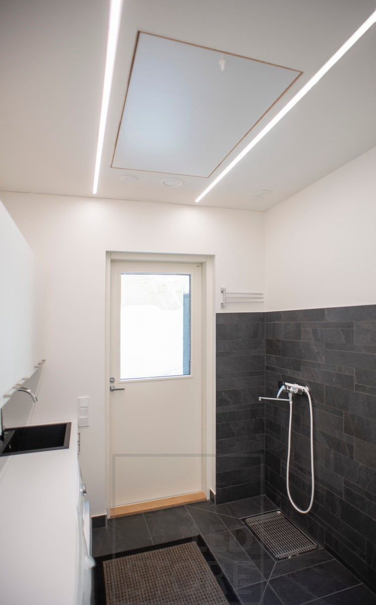 Smal infälld profil med LED-belysning i korridoren. Profiler i taket skapar en vacker minimalistisk look. Ledstore.fi
