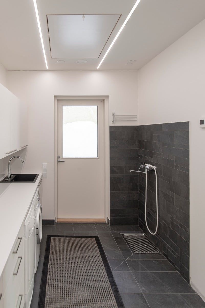 Smal infälld profil med LED-list för frontbelysning. Ledstore.fi