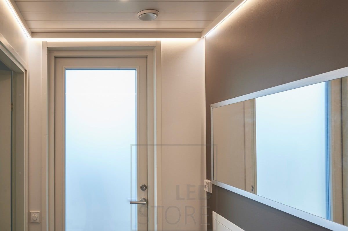 Indirekt stämningsbelysning i hallen med en LED-list bakom taklisten. Ledstore.fi