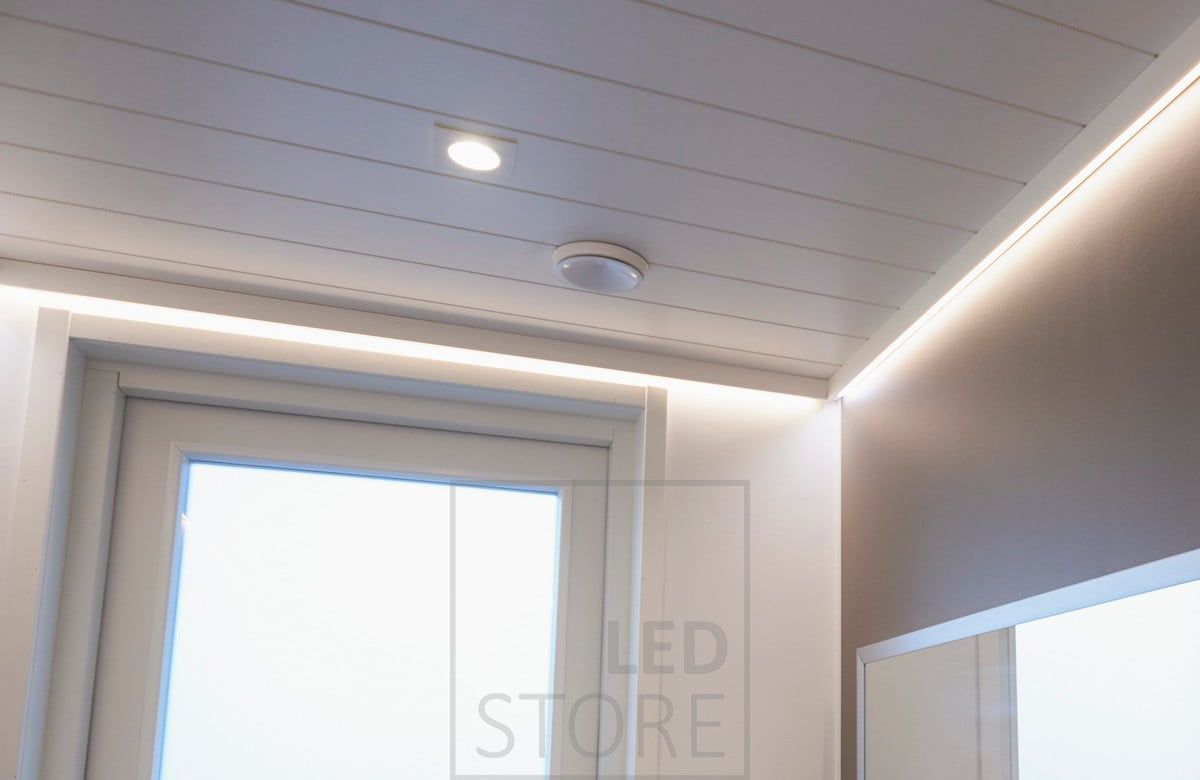 Indirekt belyst LED-list och fast Cant-spotlight för entréhallen. Ledstore.fi