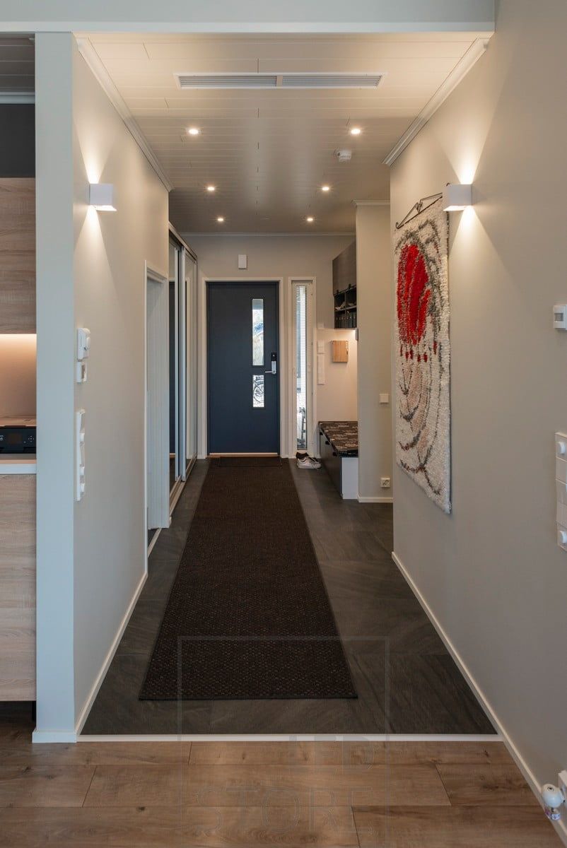 I korridoren kombineras led-spotlights med dubbelriktade led-vägglampor FUNK. Ledstore.fi