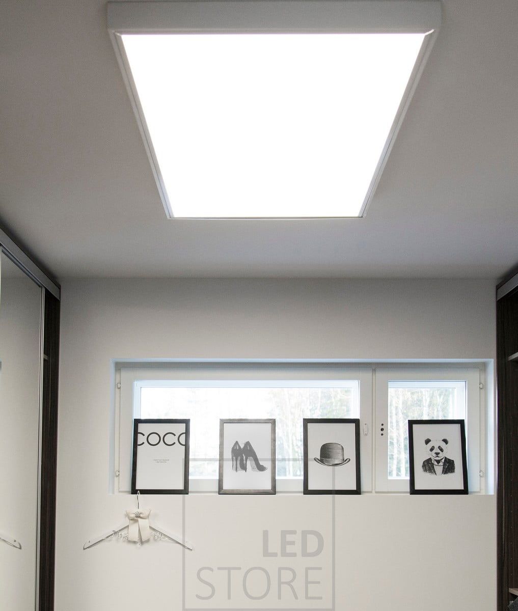 600x1200 panel på taket i en korridor i en utanpåliggande ram. Den stora armaturen liknar ett takfönster och lyser upp utrymmet jämnt och effektivt. Ledstore.fi