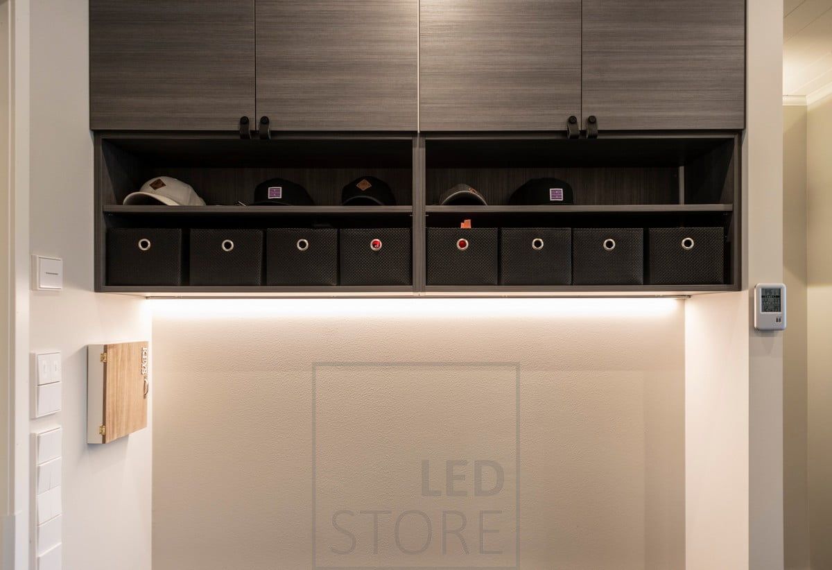 Längst ner på överskåpet i hallen sitter en LED-list i en lågprofilerad yta som indirekt lyser upp det omgivande ljuset. Ledstore.fi