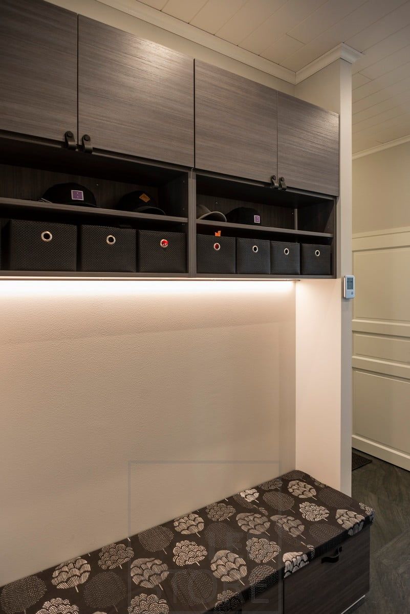 Entrébelysning i botten av överskåpet med LED-list i en låg profil ovanför bänken. Ledstore.fi