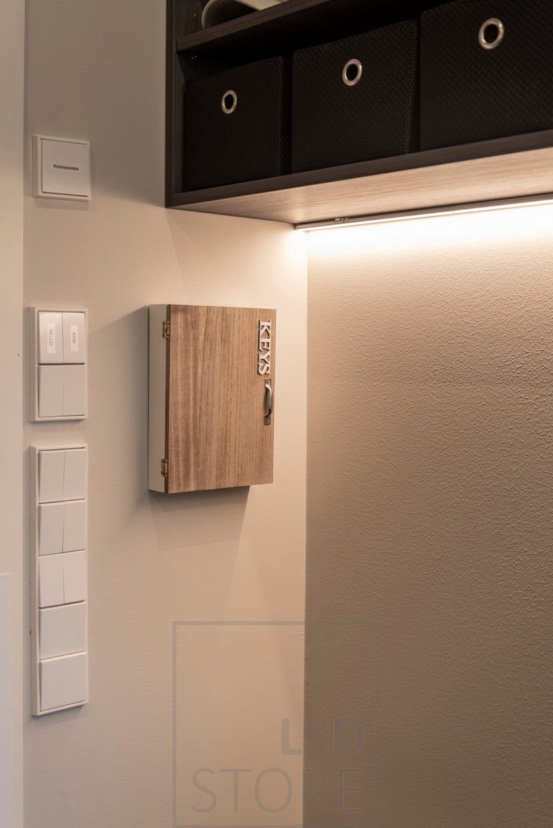 Längst ner på överskåpet i hallen sitter en LED-list som lyser upp hallen med stämningsfullt ljus. Ledstore.fi