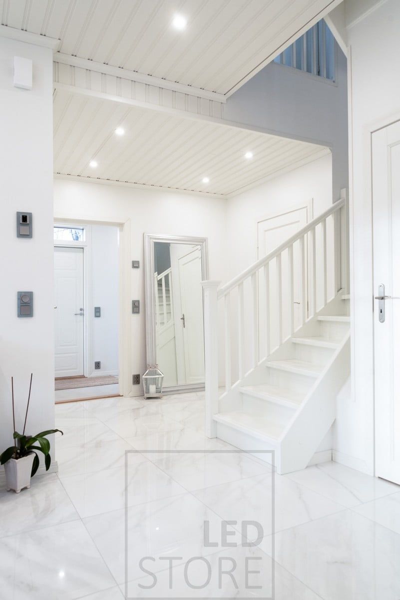 Entréhallen är upplyst med cirkulära LED-spotlights, spotlightsen fortsätter från hallen längs korridoren till de andra rummen och skapar en enhetlig belysning. Ledstore.fi