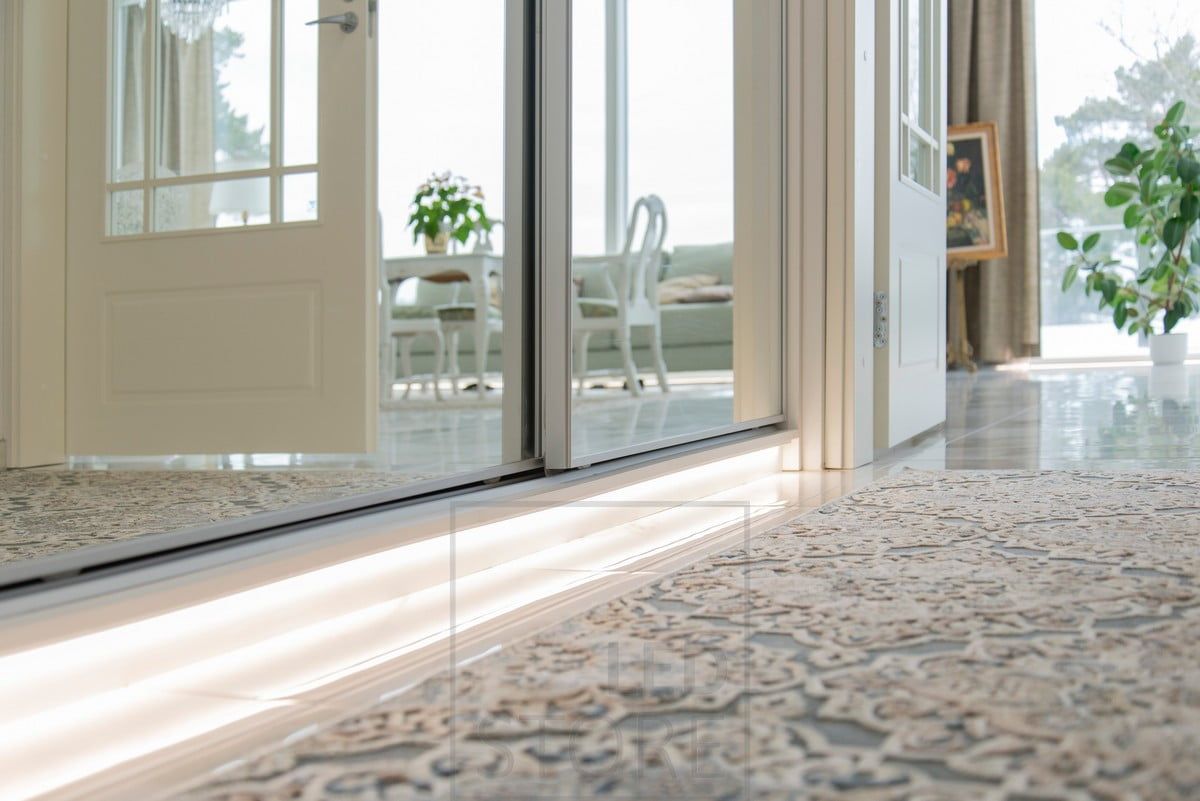 En LED-list vid basen av hallskåpet ger indirekt, mjuk stämningsbelysning genom golvet. Ledstore.fi