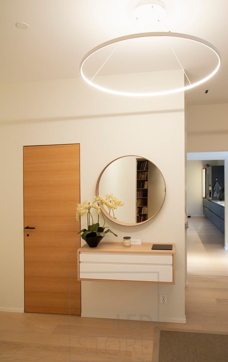 Vacker och minimalistisk taklampa Rinkeli i hallen, den största Rinkeli-lampan har en diameter på 100 cm. Ledstore.fi