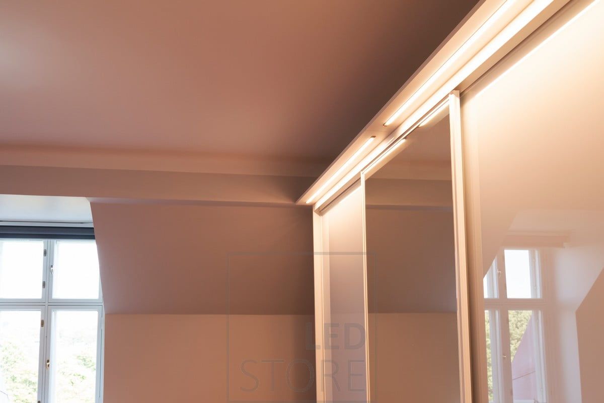 Ledband i en smal infälld profil i en låda som byggts ovanpå ett hallskåp. Ljuset lyser upp såväl hallen som skåpet och dess innehåll på ett bra sätt. Ledstore.fi
