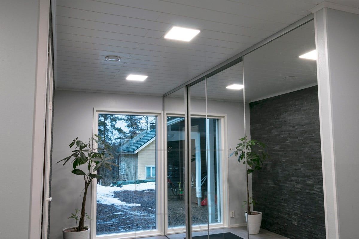 I korridoren UPPOAVA panel 200 lampor. Panelerna lyser jämnt och ljuset öppnas 110 grader från armaturen. Ledstore.fi