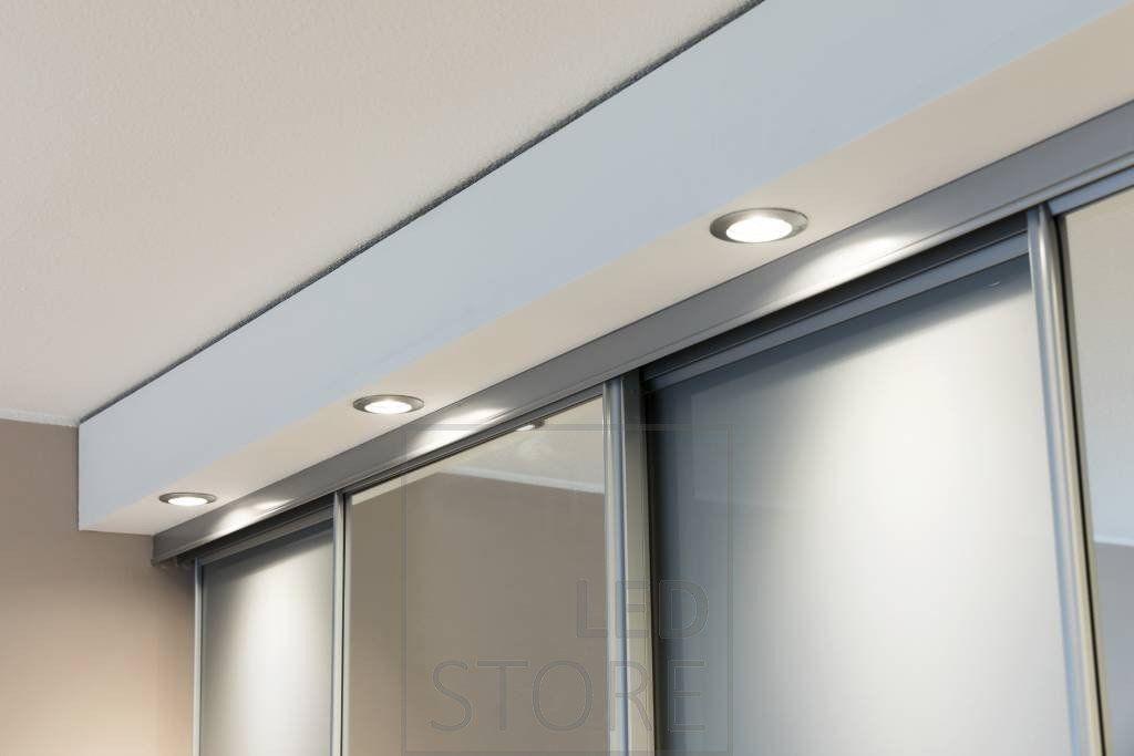 Led-spotlights på den främre skåpslådan i hallen, belyser skåpet och spegeln. Ledstore.fi
