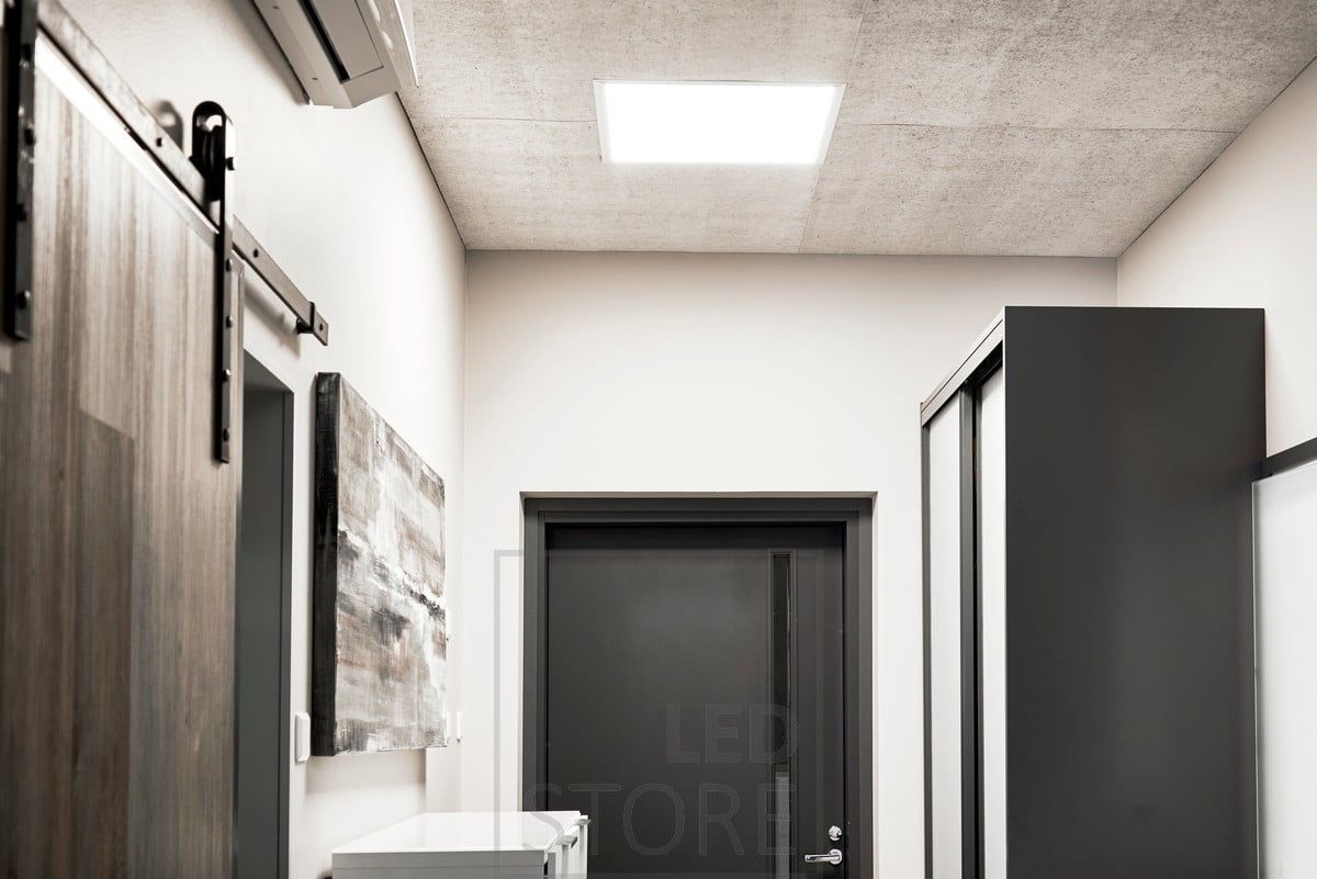 Led-panelarmatur i korridoren för att belysa utrymmet effektivt och jämnt. Den stora panelen på 60 cm x 60 cm påminner om ett takfönster. Ledstore.fi