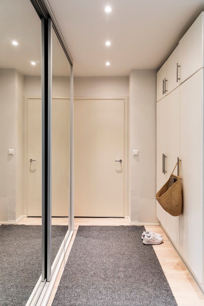 Runda LED-downlights för belysning av korridorerna. Ledstore.fi