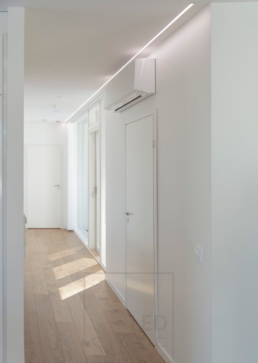 I en smal infälld profil ger LED-listen en vacker och minimalistisk allmänbelysning i korridoren. Ledstore.fi