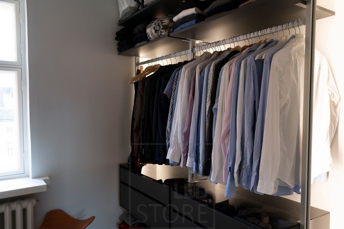 Ledlist som ger indirekt ljus i en öppen garderob. Ledstore.fi