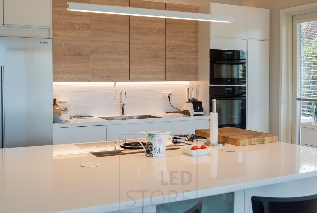 Led-list i botten av skåp som arbetsbelysning. Ledstore.fi