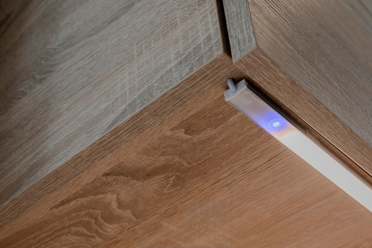 Närbild av en strömbrytare för montering på led-profiler. Med både ON/OFF och dimmerbrytare. Ledstore.fi