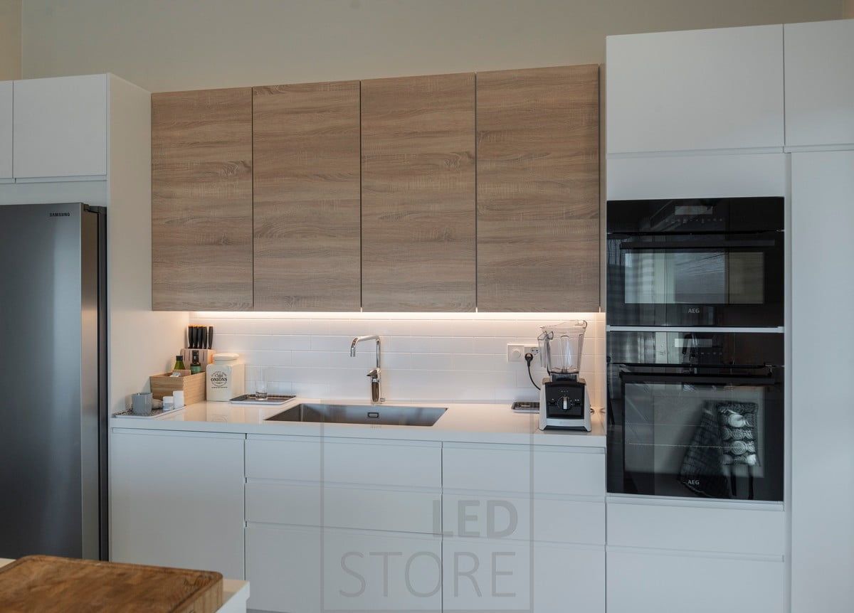 Utrymmet mellan högskåpen i köket är upplyst med en LED-list. Ledstore.fi