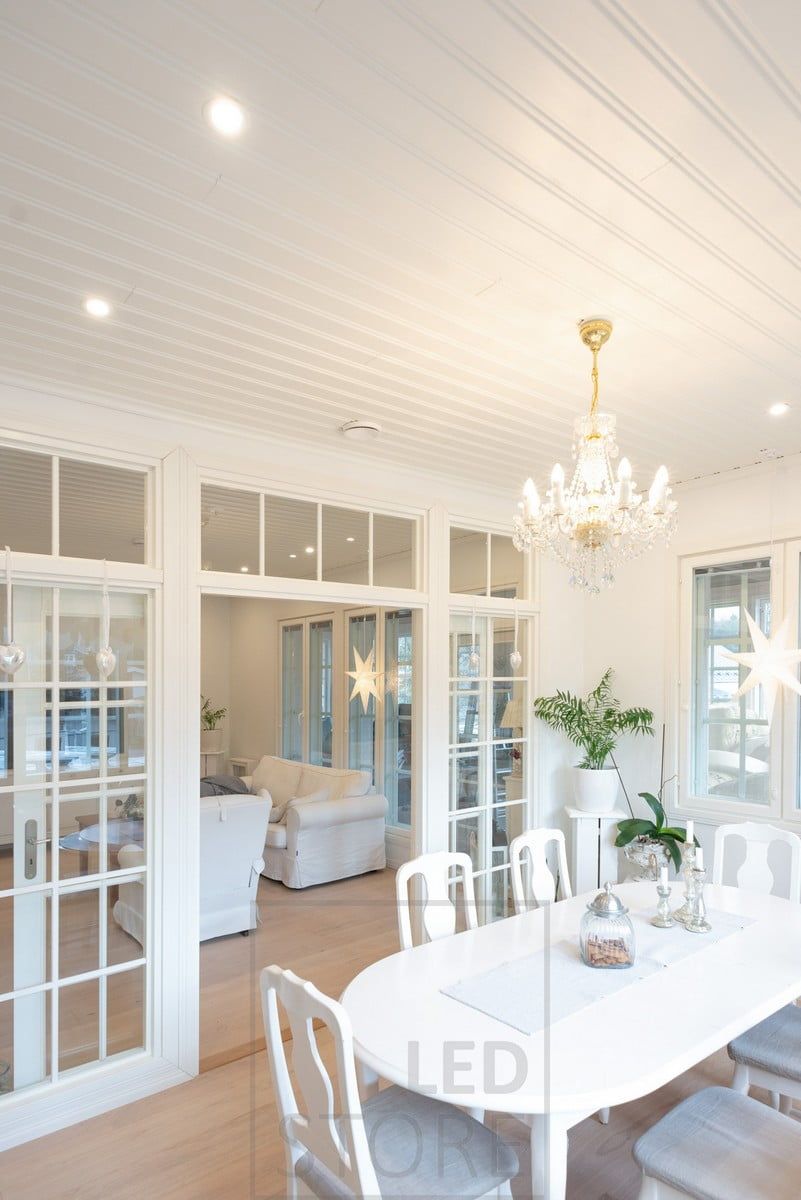 Spotlights i matplatsen för att stödja ljuset från interiörbelysningen. Ledstore.fi