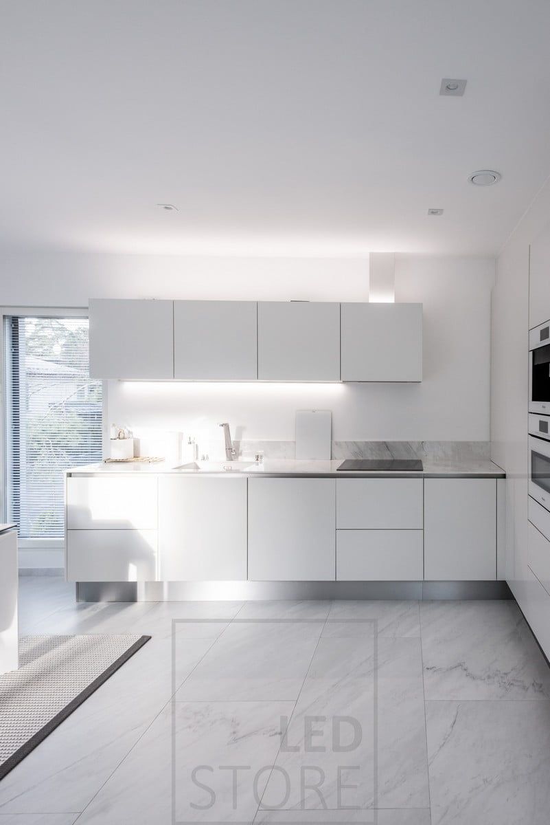 I köket, en LED-profil som fästs på undersidan av ett skåp och en annan LED-profil som ger indirekt ljus ovanpå skåpen. Ledstore.fi