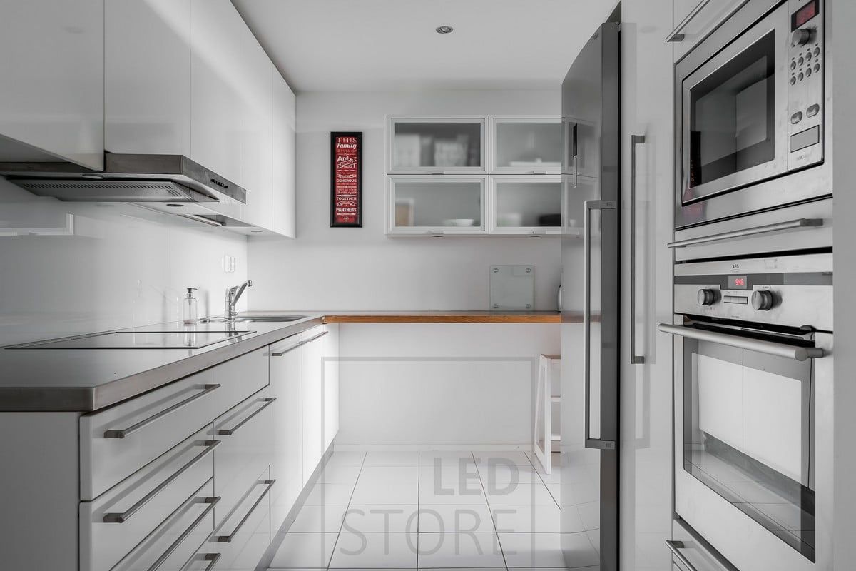 Kök belyst med led downlights. Ledstore.fi