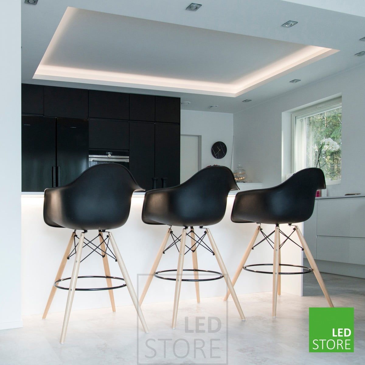 I kökstaket går en LED-list runt taket för att skapa indirekt belysning. Downlights på ringens kanter och en LED-list i köksön som stämningsbelysning i en plan box. Ledstore.fi