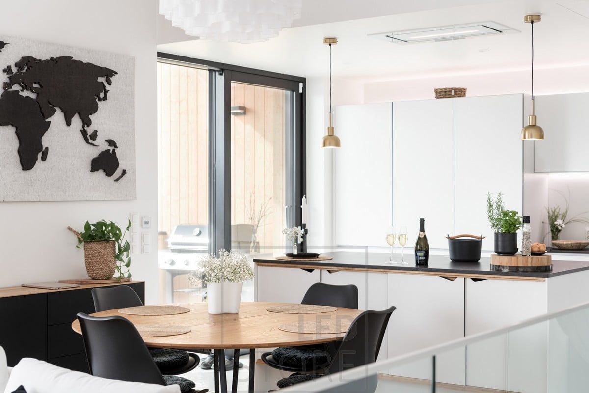 I köket lyser LED-listerna längst ned och högst upp på överskåpen upp och stöder ljuset från de invändiga lamporna. Ledstore.fi
