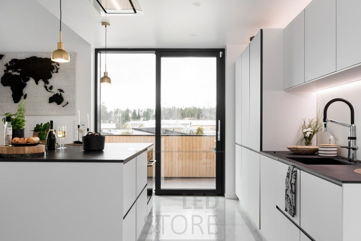 I köket är botten på överskåpen och toppen på skåpen belysta med LED-remsor. Ledstore.fi