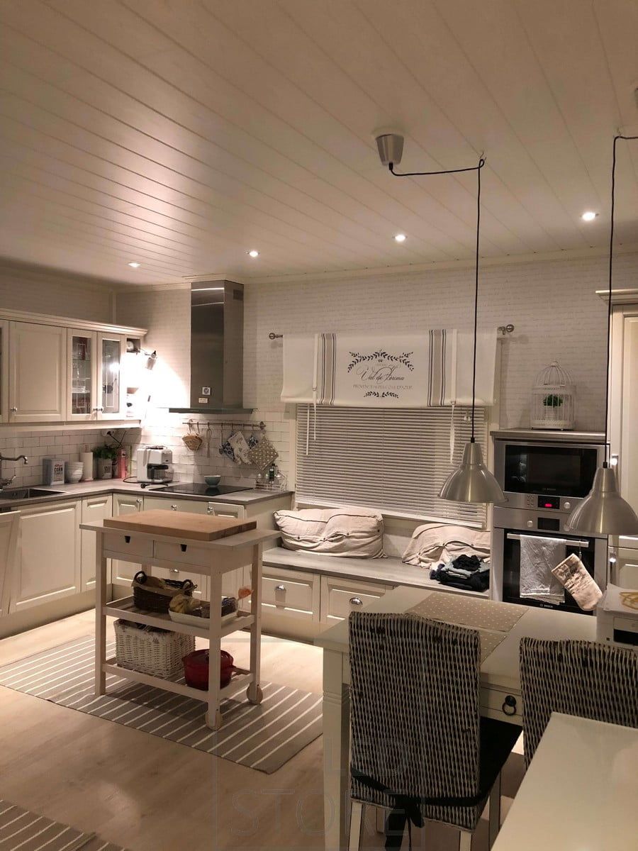 Köksbelysning med led-spots på kanten av rummet och pendellampor på matbordet. Ledstore.fi