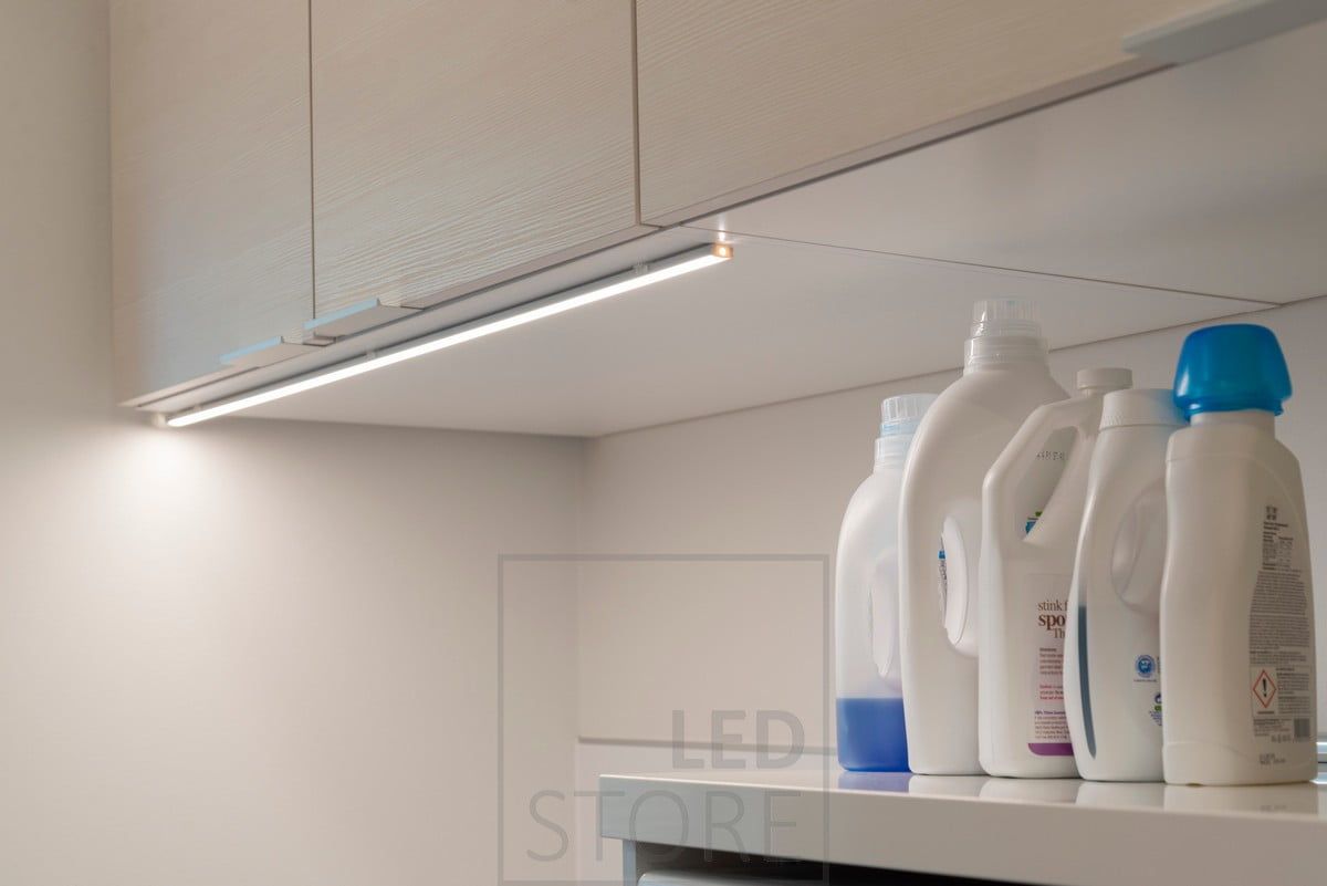 En grund ytprofil som förs in i bänkskivan och fästs i skåpets framkant. Ledstore.fi