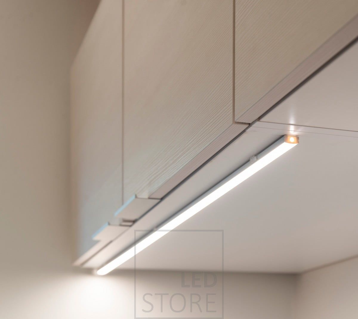 LED-profil monterad på framkanten av ett skåp, förs in i bänkskivan. Ledstore.fi