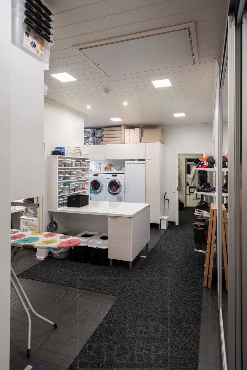 Panellampor i taket för effektiv och jämn belysning i tvättstugan. Ledstore.fi
